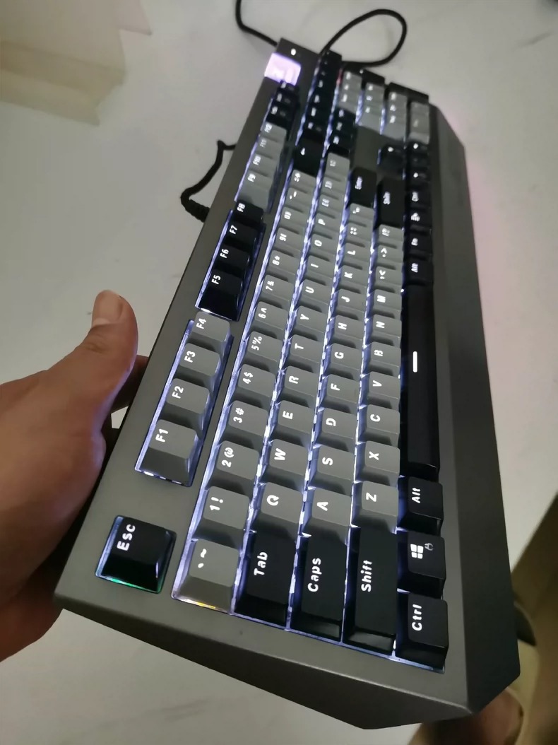 电竞馆不做几十套西伯利亚电竞键盘，青光轴，原价359一套，一切正常完好，已测试消毒好，灯光可调节可关闭，喜欢的可以直接下单，不讲价。